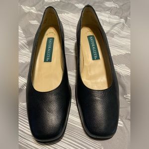 Naturalizer black shoes size 7 1/2 N (used but excellent condition)